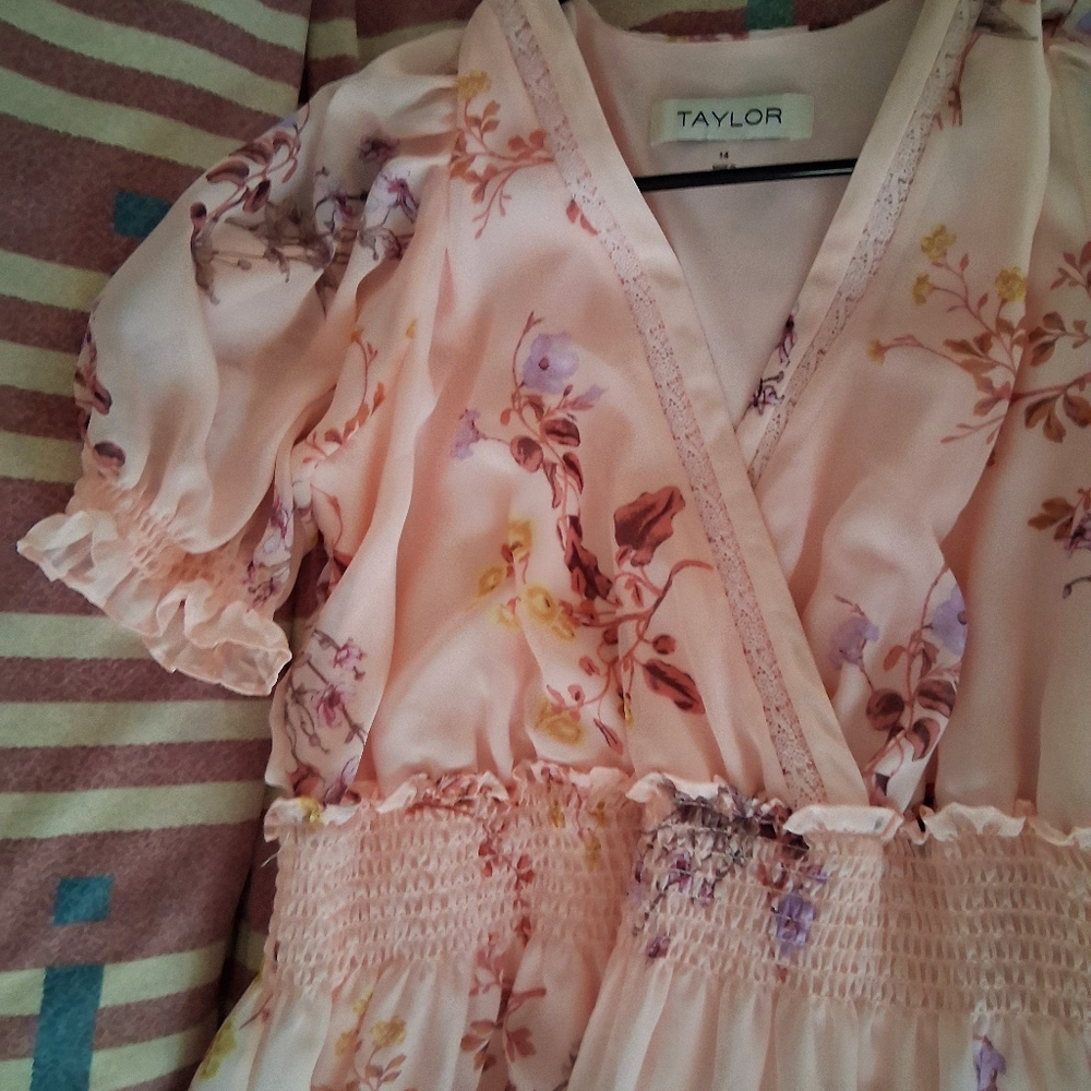 Taylor Pink Floral V-Neck Dress - Picture 4 of 6